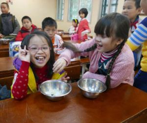 Học sinh hào hứng đi học trở lại sau những ngày mưa rét