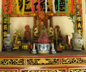 Lau dọn bàn thờ, bát hương ngày Tết sao cho chuẩn phong thủy?