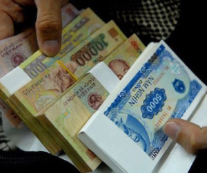 Nhân viên ngân hàng khổ vì đổi tiền lẻ