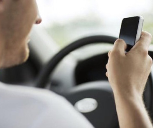Tử vong vì vừa lái xe vừa xem phim 'nóng' trên smartphone
