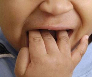 Bé 4 tuổi suýt chết vì hóc hạt chôm chôm