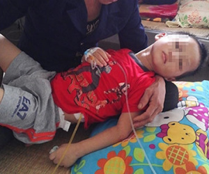 Bé trai 5 tuổi bị mẹ và "nhân tình" đánh gãy xương sườn ở Hòa Bình