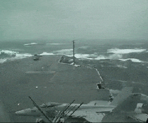 Cảnh tượng kỳ vĩ khi tàu sân bay Kitty Hawk di chuyển trong bão