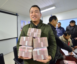 Công nhân Trung Quốc nhận hàng chồng tiền về ăn Tết
