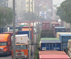 Hàng nghìn xe container kẹt cứng gần một ngày
