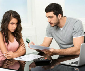 Mùng 1 Tết, chồng đòi ly hôn vì món quà vợ biếu nhà mẹ đẻ