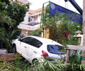 Ôtô gây tai nạn, cửa ngõ sân bay Tân Sơn Nhất ùn tắc