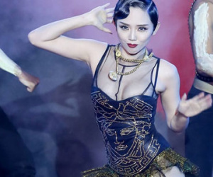 Tóc Tiên "nghiện" đầm khoe ngực táo bạo