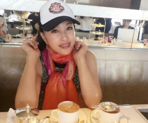 Lưu Hiểu Khánh trẻ đẹp bất ngờ ở tuổi 60