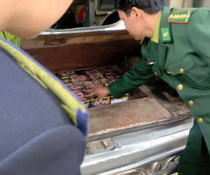 Phát hiện ngăn đựng pháo bí mật dưới sàn xe ôtô 16 chỗ