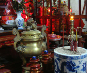 Chuyên gia phong thủy tư vấn cách bốc lại bát hương cuối năm