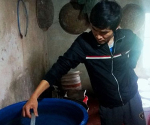 Dân hoang mang vì nước sạch sặc mùi thuốc tẩy