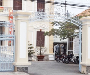 “Mượn” sân UBND thành phố để tổ chức tiệc thôi nôi cho con