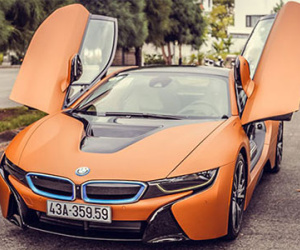 Cặp siêu xe BMW i8 khoe vẻ đẹp trên đường phố Đà Nẵng