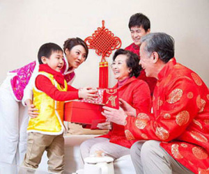 Chọn người xông đất đầu năm 2016