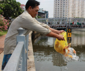 Dân Sài Gòn ném cả bàn thờ để tiễn ông Táo về trời