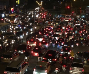 Đường phố Hà Nội lại tắc nghẽn nghiêm trọng vào giờ tan tầm