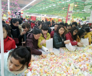 Hà Nội: Người dân chen nhau "bẹp ruột" mua bánh kẹo Tết tại siêu thị
