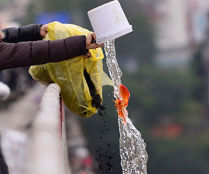 Người dân thả cá, xả cả rác tiễn Táo quân
