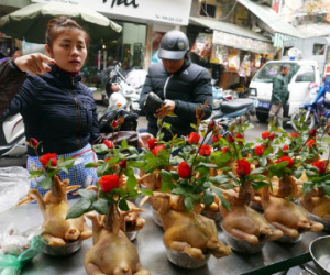 Người Hà Nội sắm tết ông Công ông Táo ở "chợ nhà giàu"