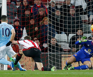 Aguero giúp Man City thắng nhọc, giữ vị trí thứ nhì
