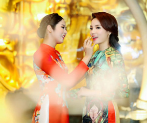 Kỳ Duyên được Ngọc Hân chăm sóc tại sự kiện