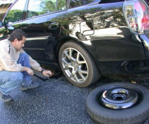 Mẹo khắc phục thủng lốp giữa đường