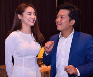 Nhã Phương diện áo dài e ấp bên Trường Giang