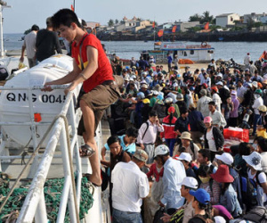 Tàu ra Lý Sơn quay lại vì sóng lớn, hàng trăm khách mắc kẹt