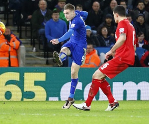 Vardy lập tuyệt phẩm, Leicester trả nợ Liverpool