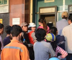 Công nhân "chết đứng" khi rút tiền ATM lại bị nuốt tiền