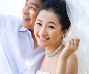 Đêm tân hôn, tôi khóc nức nở trong tay mẹ chồng