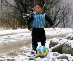 Messi đồng ý gặp cậu bé nghèo tự chế áo từ rác