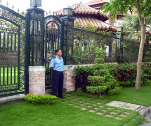 Người Sài Gòn thuê bảo vệ trông biệt thự ngày Tết