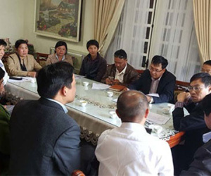 Nhiều người đến chia sẻ với gia đình doanh nhân Hà Linh