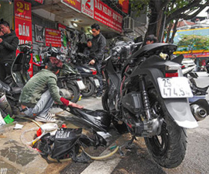 Cận Tết, thi nhau đi "thay áo mới" cho xe máy