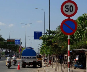 Hà Nội vẫn chưa rà soát xong biển báo dưới 50km/h