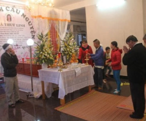 Hàng trăm người đến viếng nữ doanh nhân bị sát hại