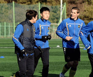 Incheon United chào đón Xuân Trường trong buổi tập đầu tiên
