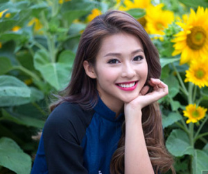 Khả Ngân khoe vẻ đẹp "không góc chết" khi pose hình ở đường hoa Nguyễn Huệ