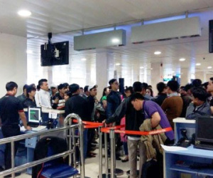Khách bức xúc vì máy bay chậm chuyến nhiều lần