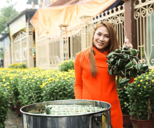 Mỹ Tâm giản dị nấu bánh tét, làm mứt tại quê nhà