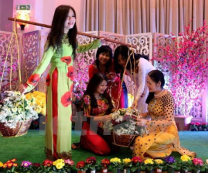 Người Việt hát văn, trình diễn áo dài đón Tết khắp thế giới