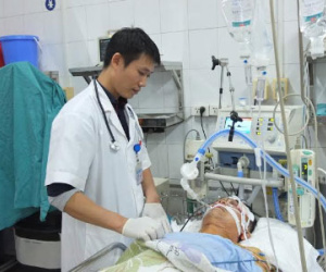 Treo băng rôn mừng năm mới bị điện giật, cả nhà mất tết
