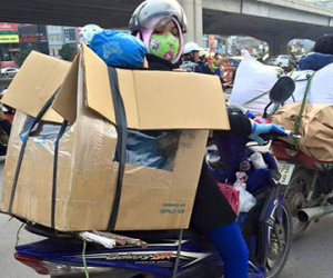 Ảnh mẹ đóng thùng đèo con về quê ăn Tết gây sốc