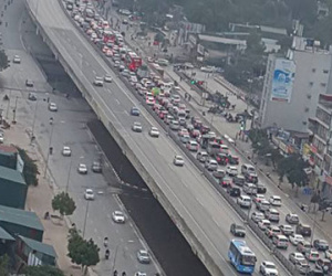 Tai nạn trên cao tốc Pháp Vân gây tắc dài sáng 28 Tết