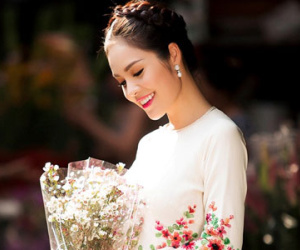 Dương Cẩm Lynh diện áo dài đi chợ Tết