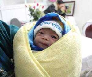 Bé gái chào đời vào thời khắc đầu tiên năm Bính Thân