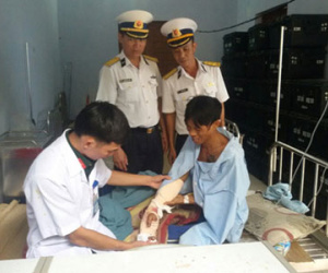 Bộ đội Trường Sa cấp cứu ngư dân bị tai nạn trên biển