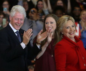 Đi diễn thuyết, ông bà Clinton bỏ túi 153 triệu USD